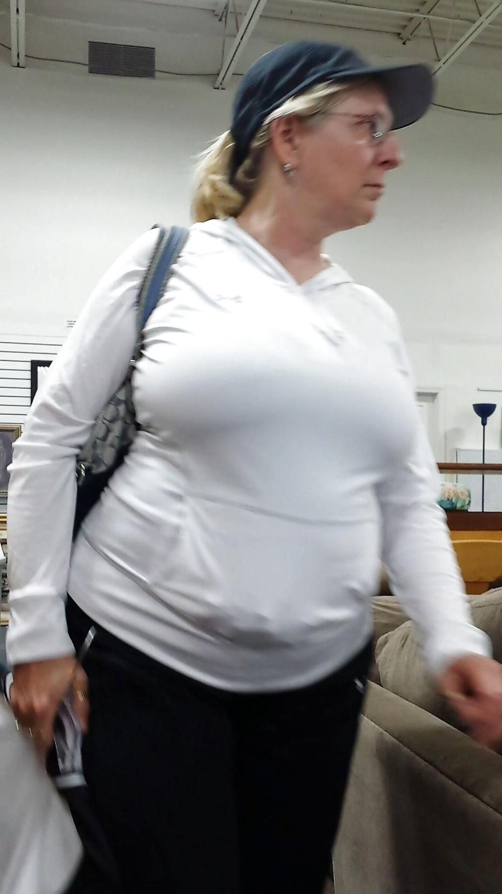 4P Candid mature big boobs shopping in tight top