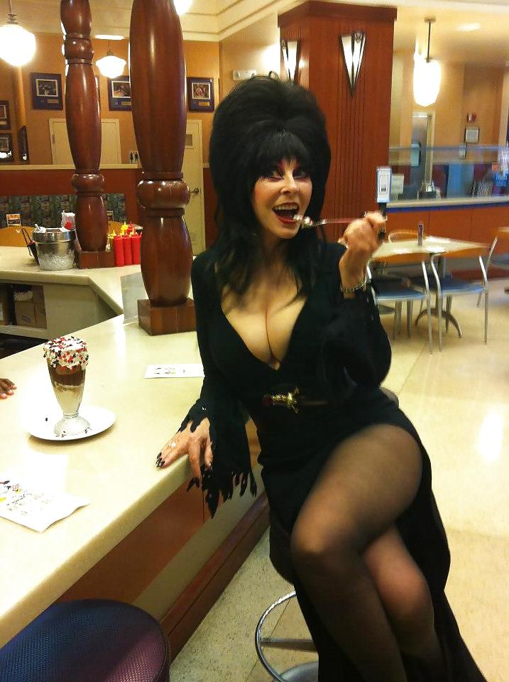 25P Elvira - Cassandra Peterson