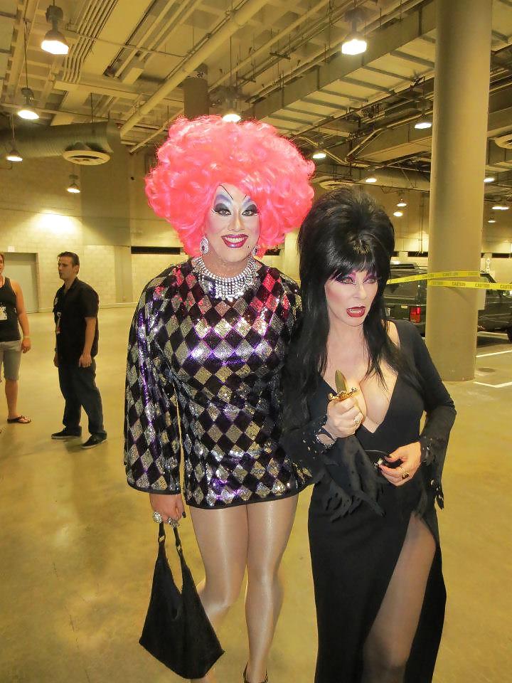 25P Elvira - Cassandra Peterson
