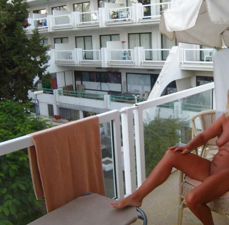 16P Flashing nude on a hotel balcony