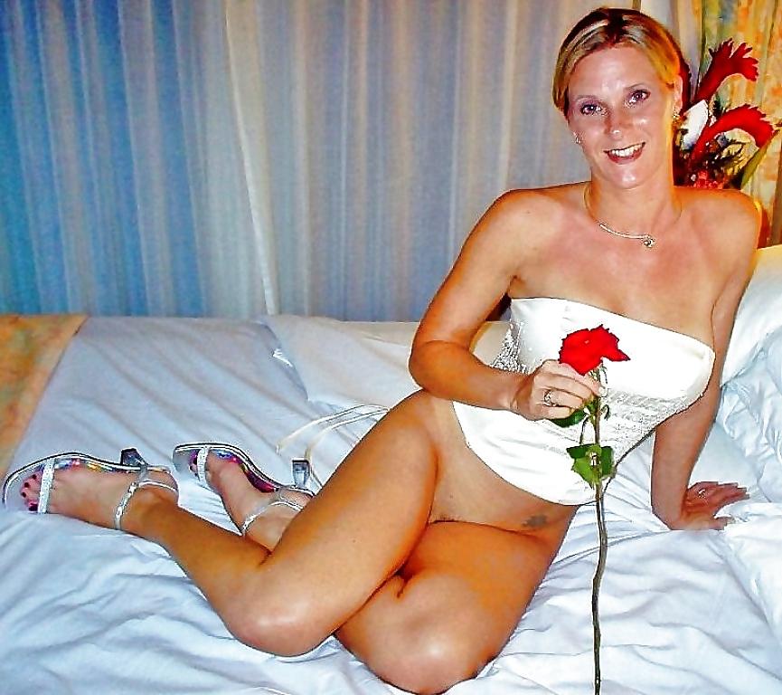 8P Bed of Roses - Private Pics of a hot blonde German MILF