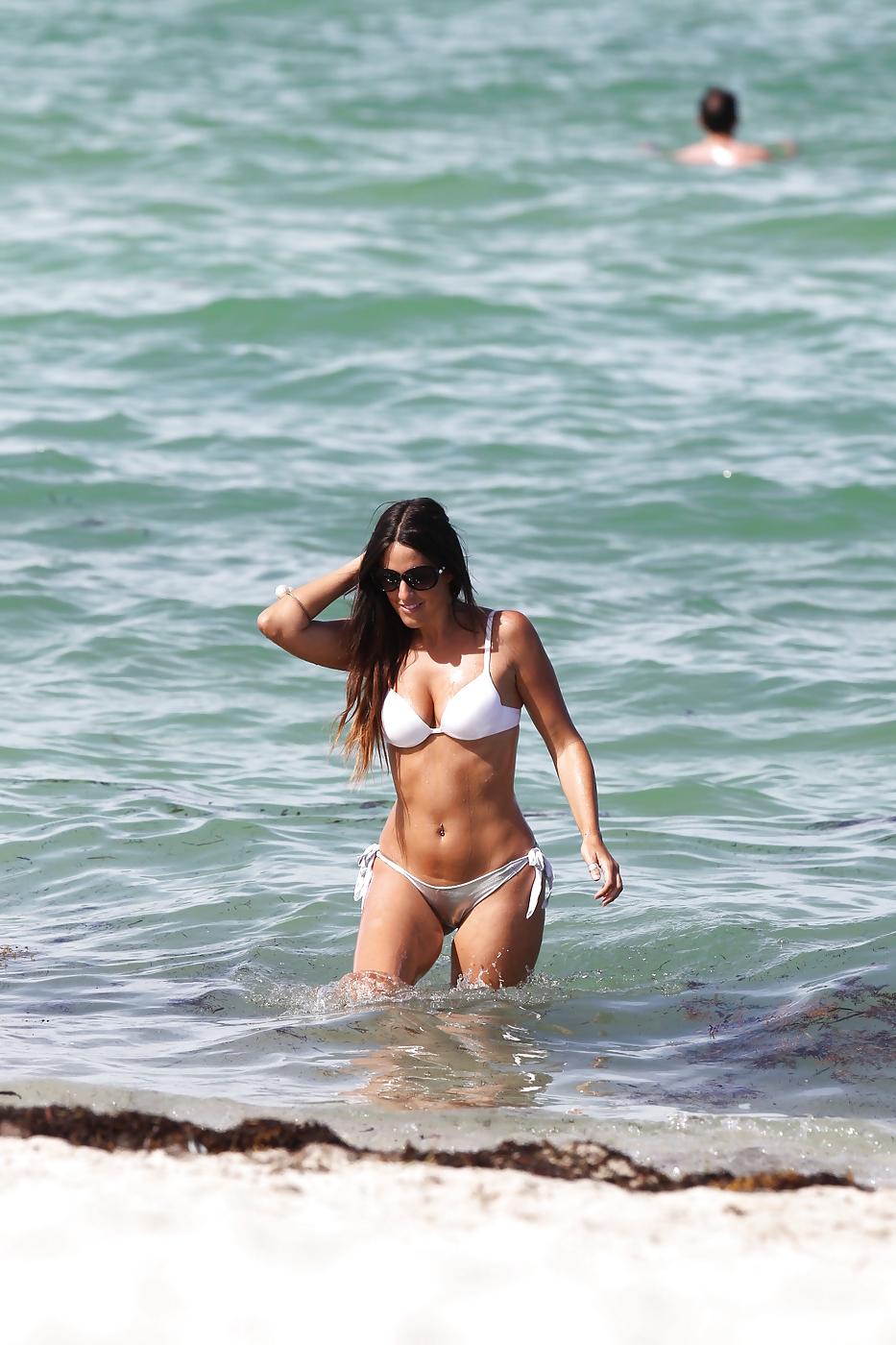 11P Claudia Romani - Big Booty Hits The Beach
