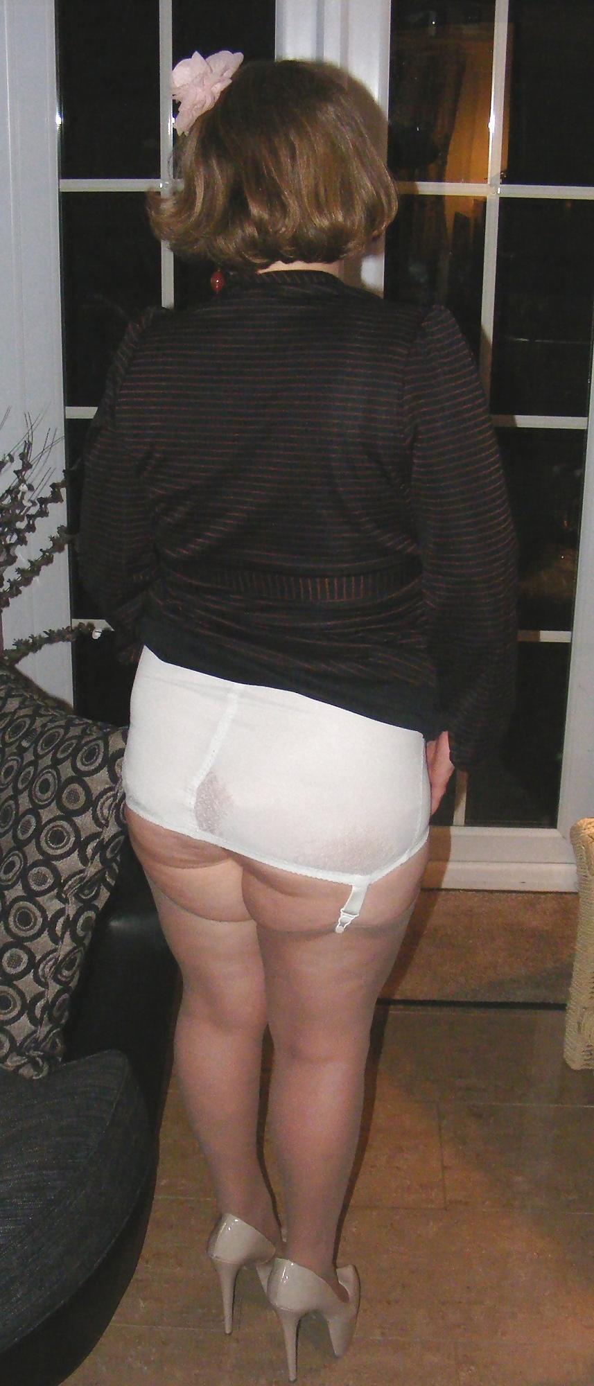 22P K and AussieSam in girdles and stockings