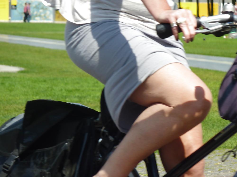25P GIRLS AND MATURE WOMAN ON A SUNNY DAY IN AMSTERDAM