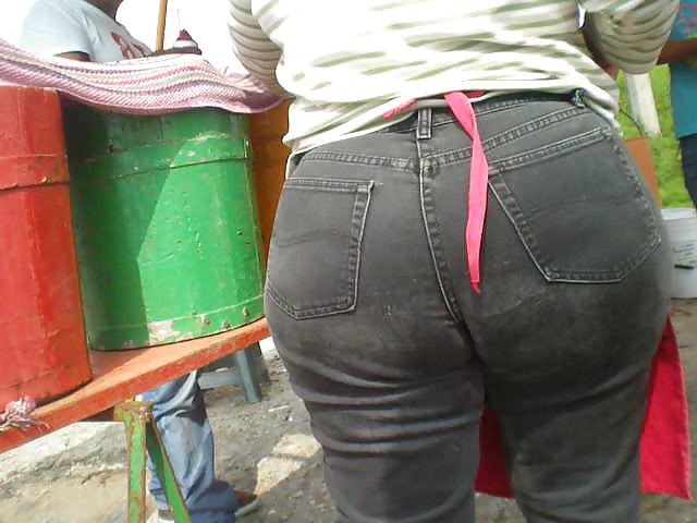 25P Mega booty candids 2