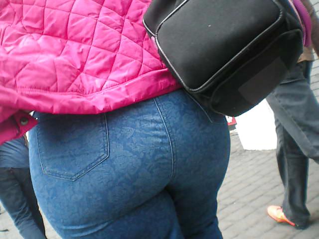 25P Mega booty candids 2
