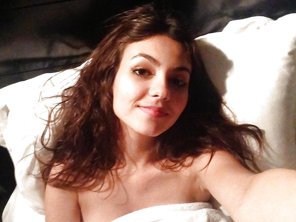 25P Victoria Justice Nudes (fakes)