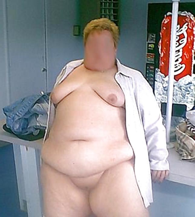 7P Plump mature doing the wash