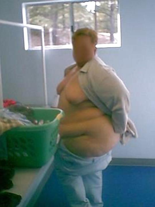7P Plump mature doing the wash