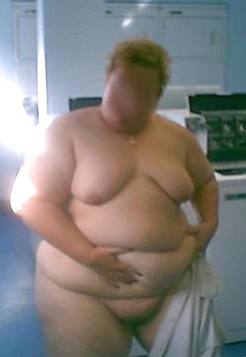 7P Plump mature doing the wash