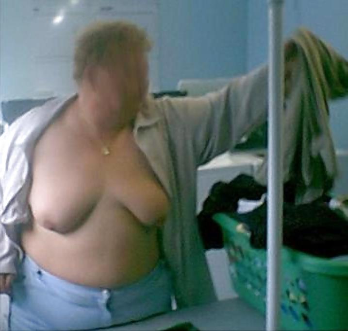 7P Plump mature doing the wash