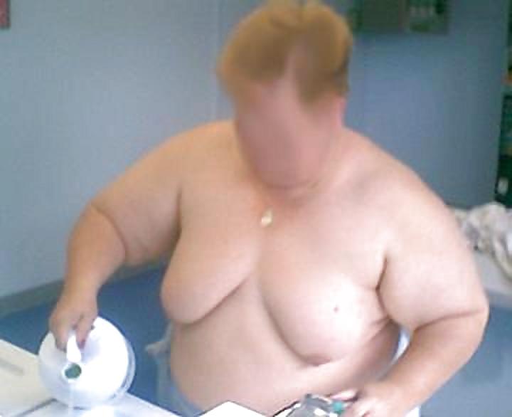 7P Plump mature doing the wash