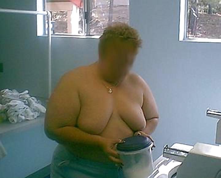 7P Plump mature doing the wash