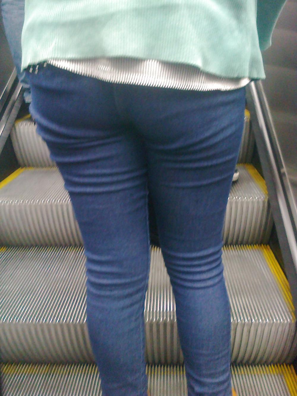 23P ASS IN STREET CANDID ASS