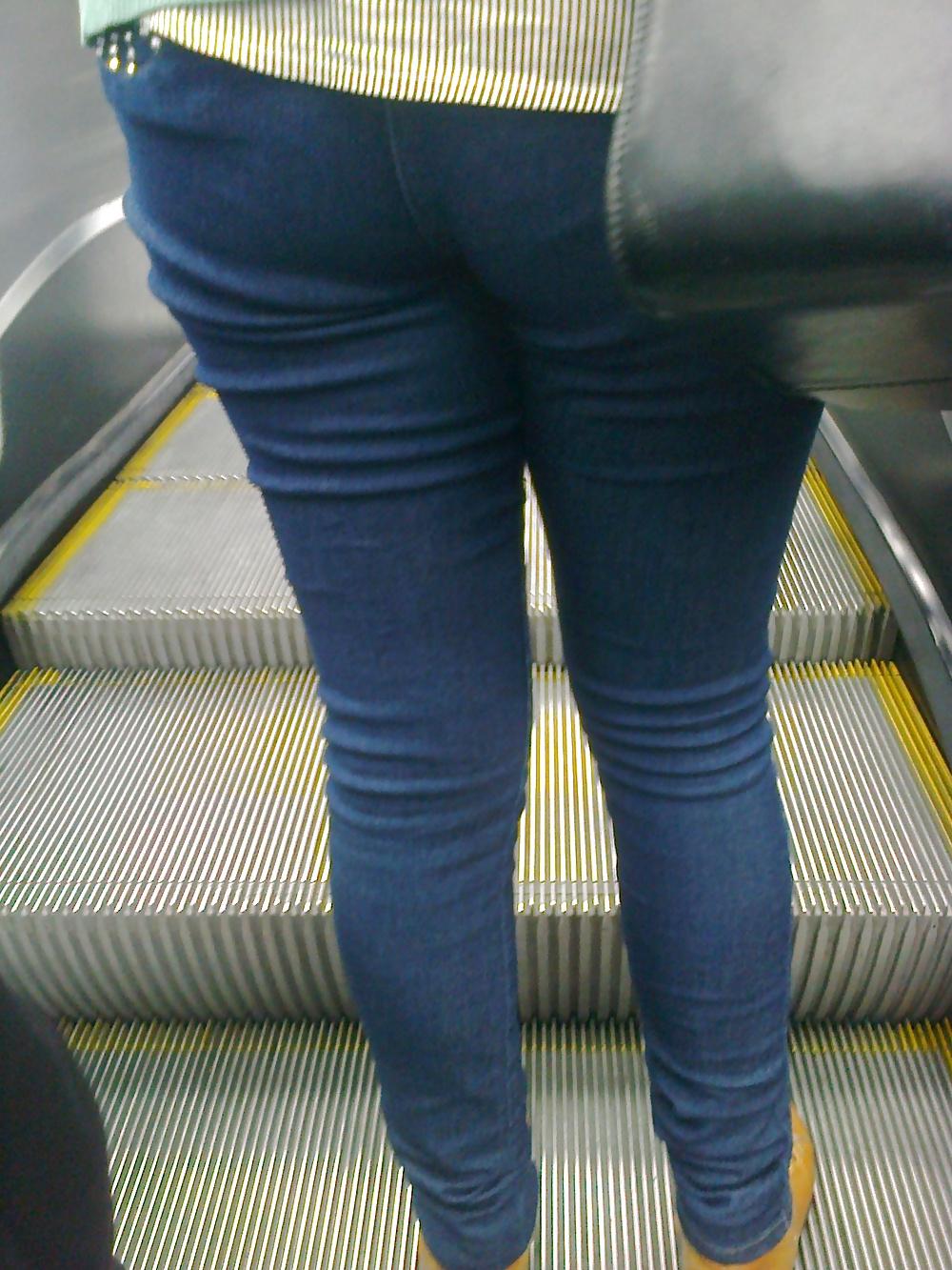 23P ASS IN STREET CANDID ASS