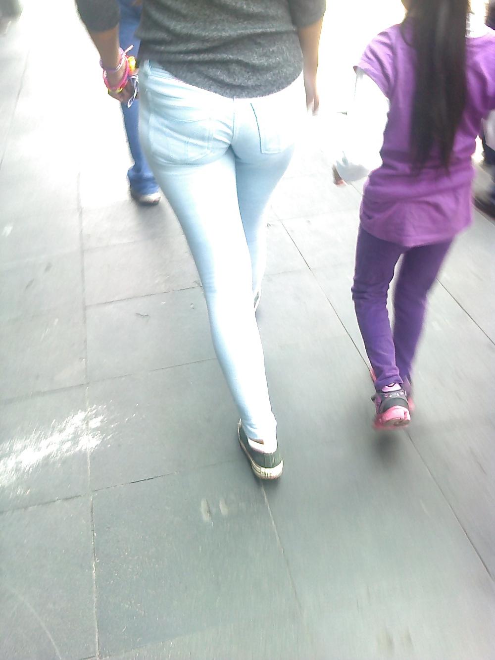 23P ASS IN STREET CANDID ASS