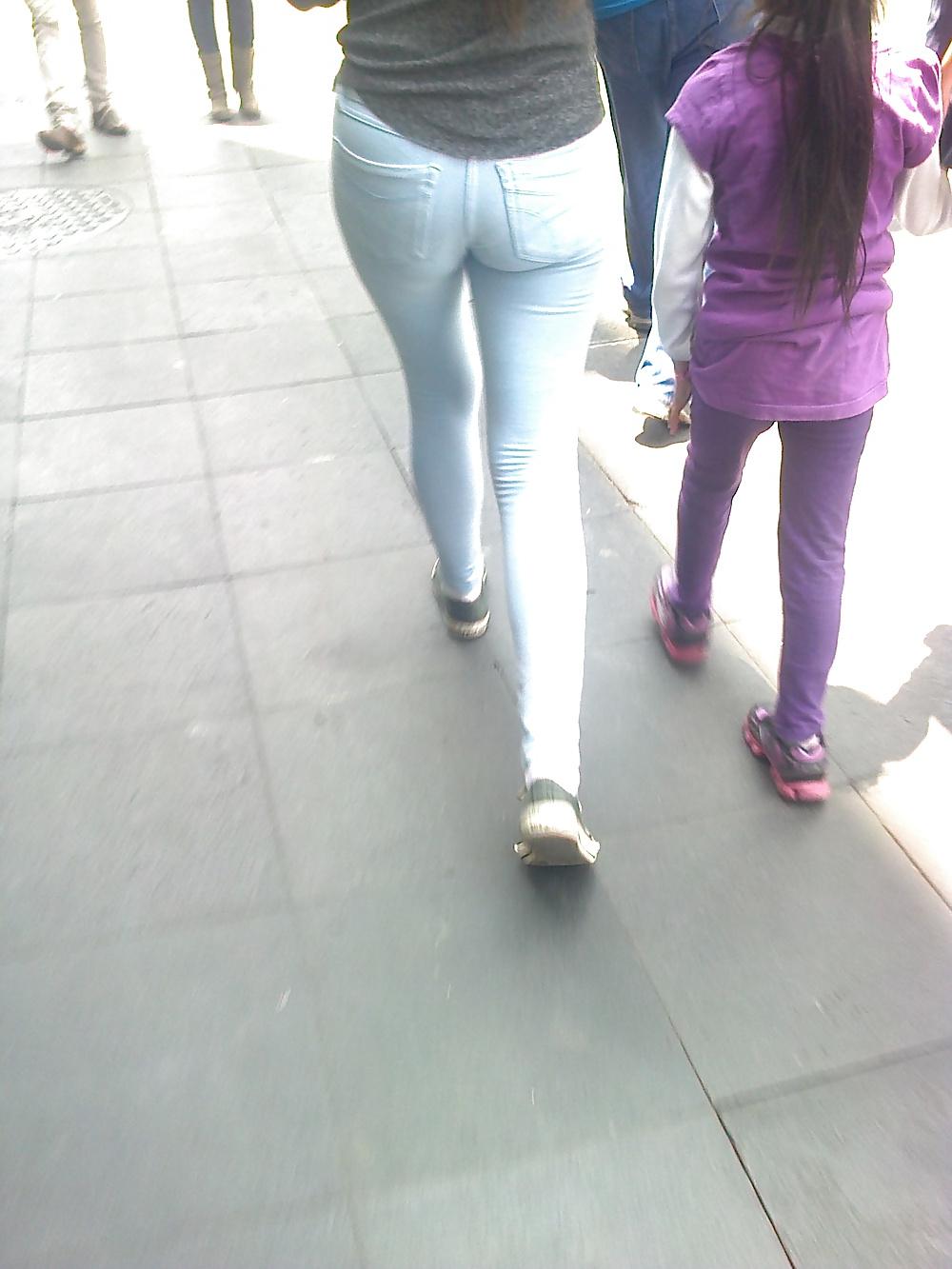 23P ASS IN STREET CANDID ASS