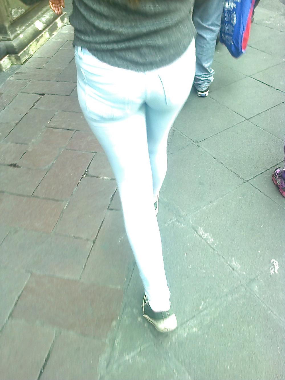 23P ASS IN STREET CANDID ASS