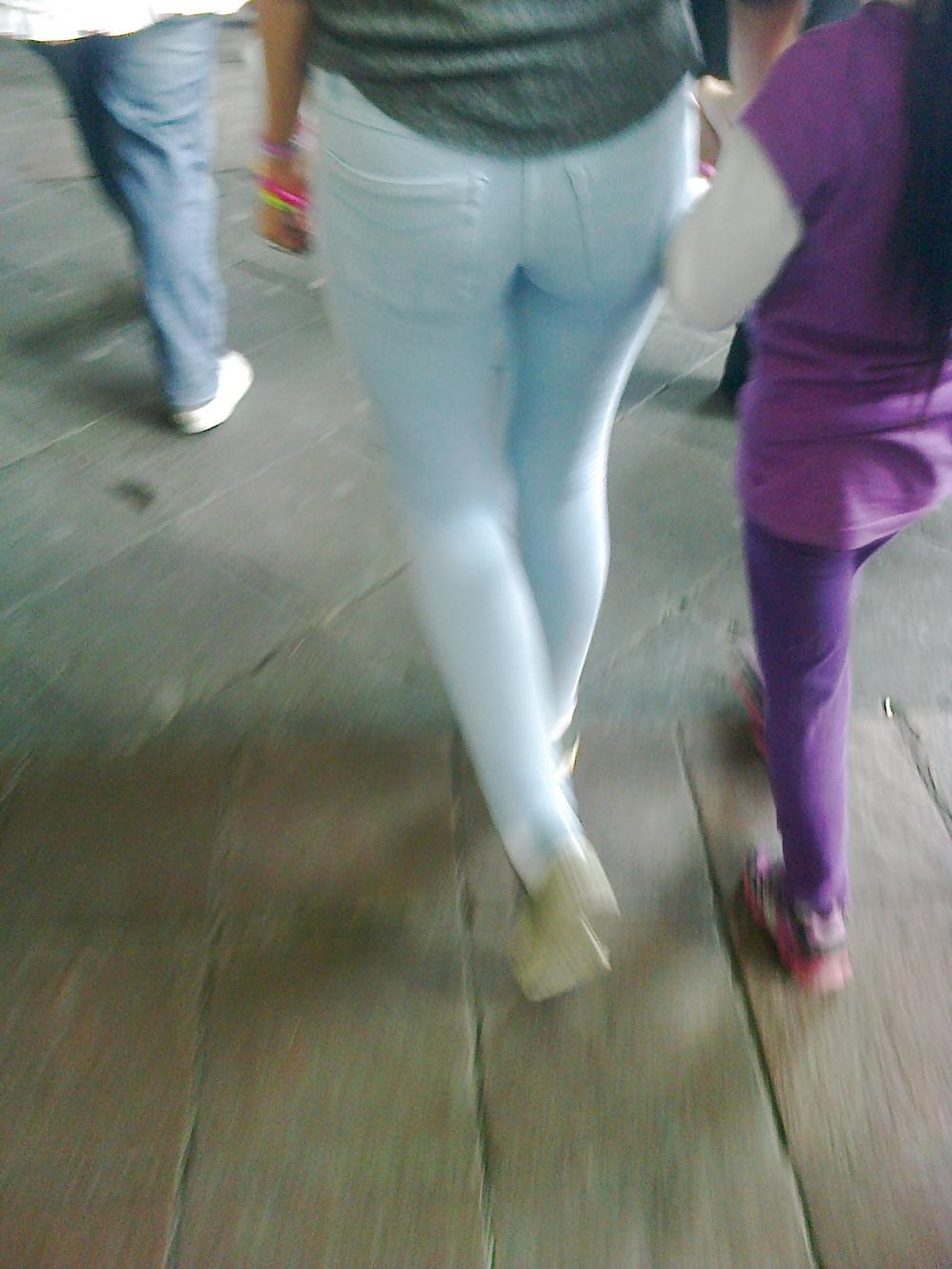 23P ASS IN STREET CANDID ASS