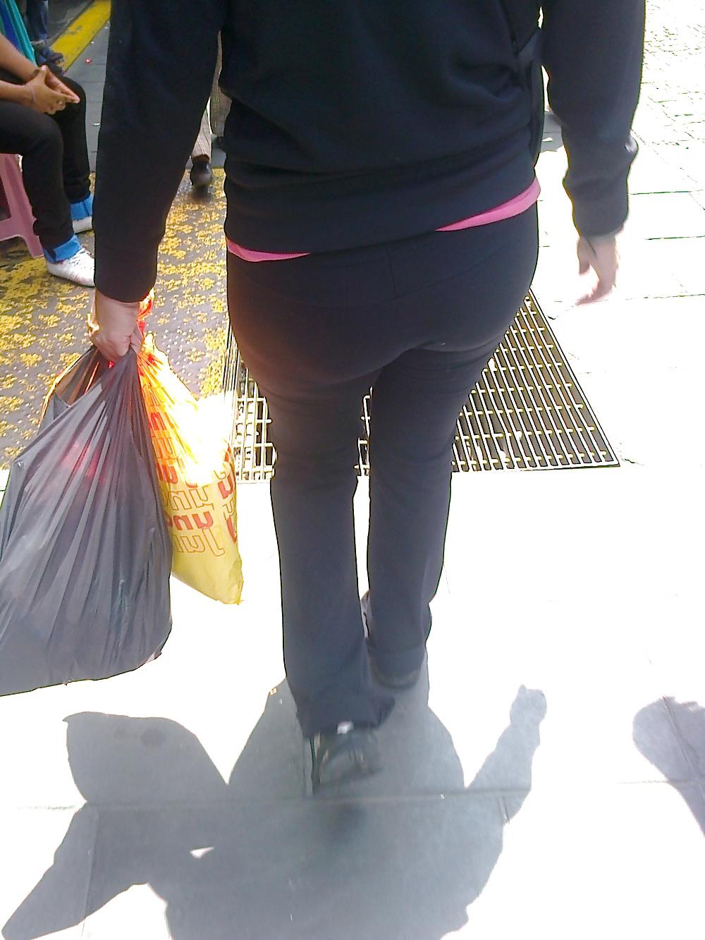 23P ASS IN STREET CANDID ASS