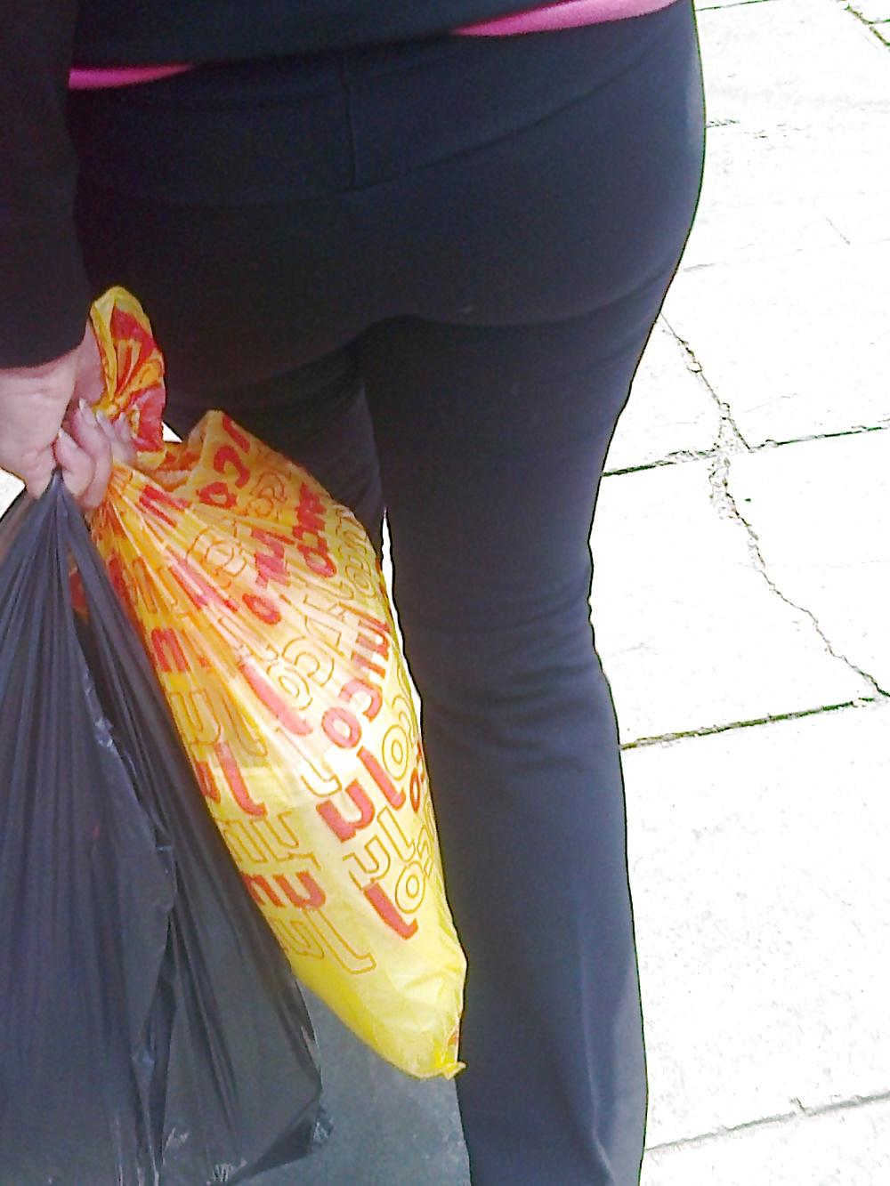 23P ASS IN STREET CANDID ASS
