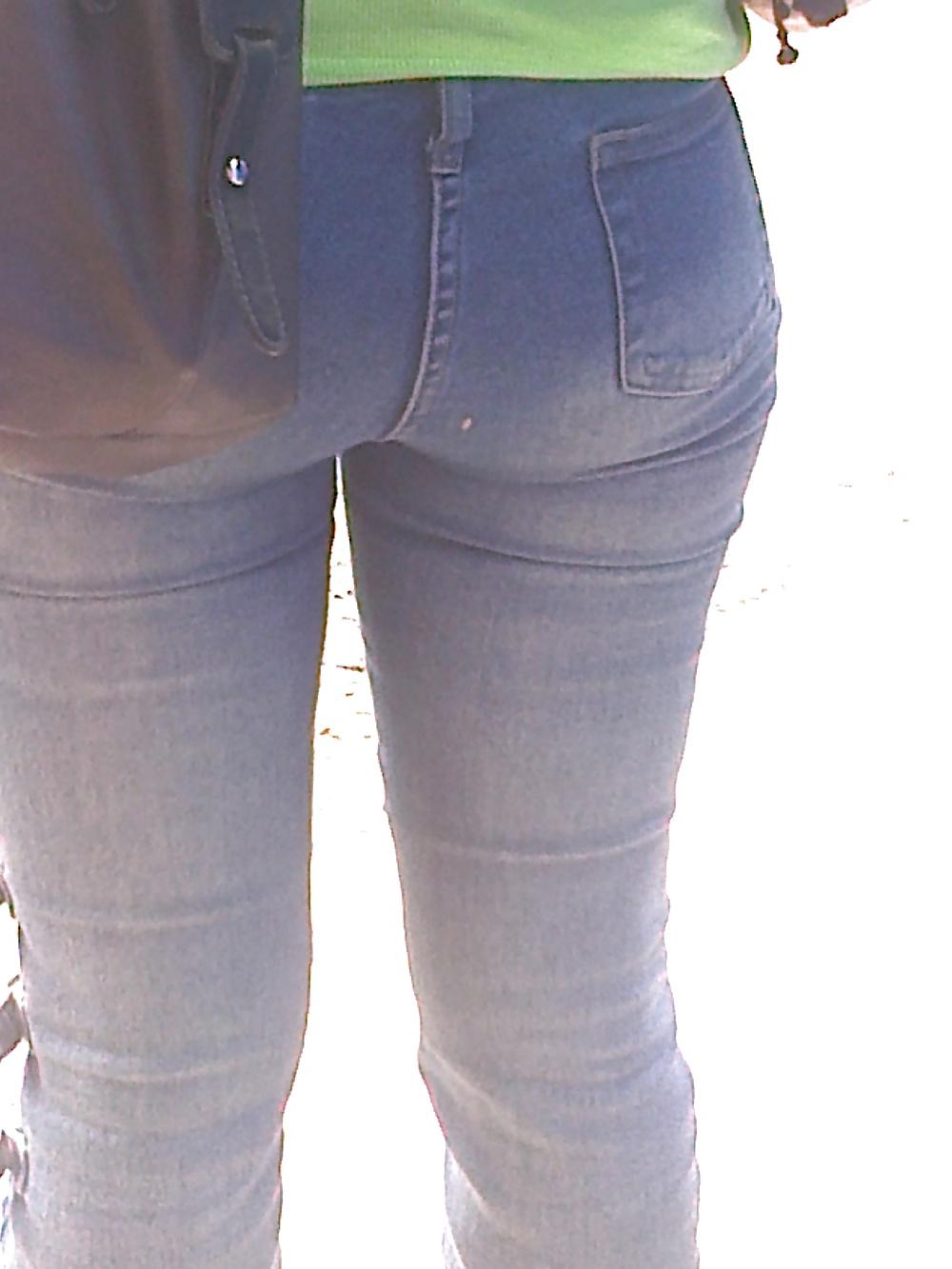 23P ASS IN STREET CANDID ASS
