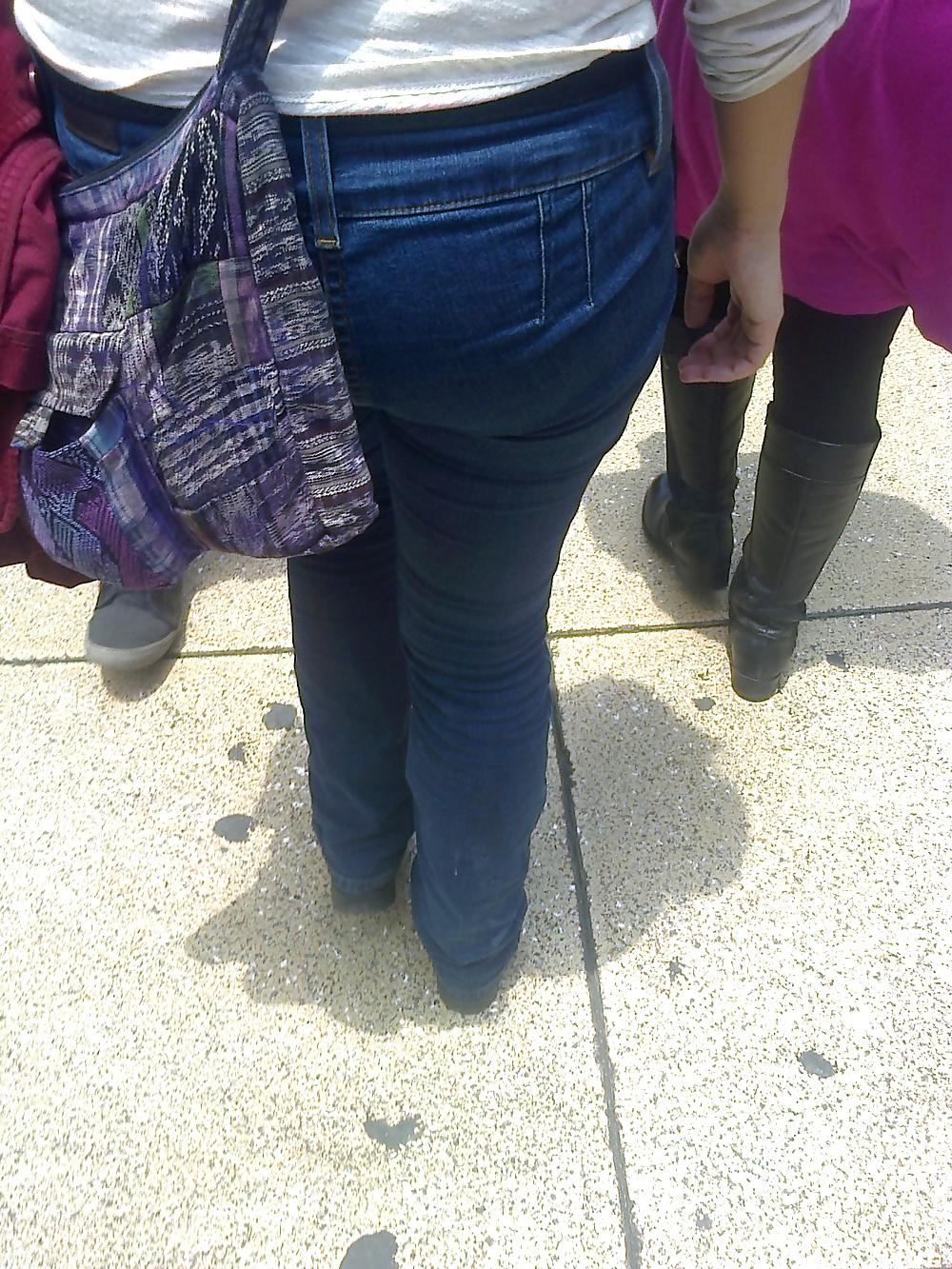 23P ASS IN STREET CANDID ASS
