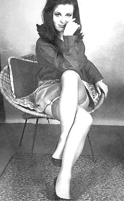 25P Stylish 1960s English Lady