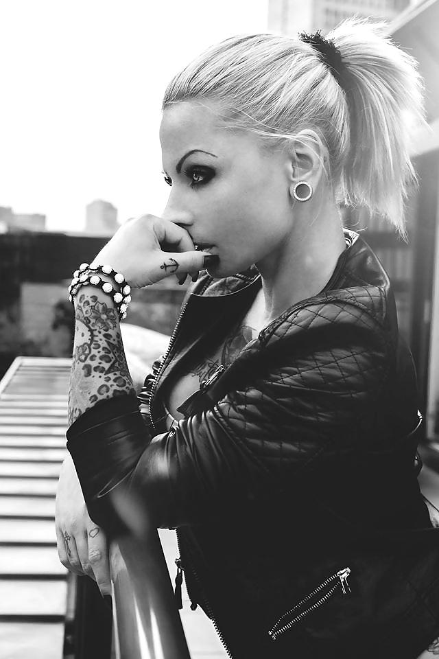 25P Lilly van Day-German tattoo model