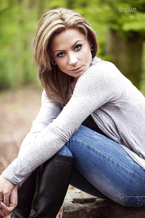25P Lilly van Day-German tattoo model