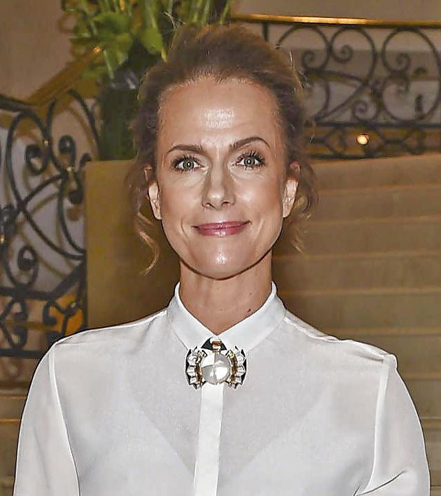 25P Sexy German TV-MILF Claudia Michelsen.