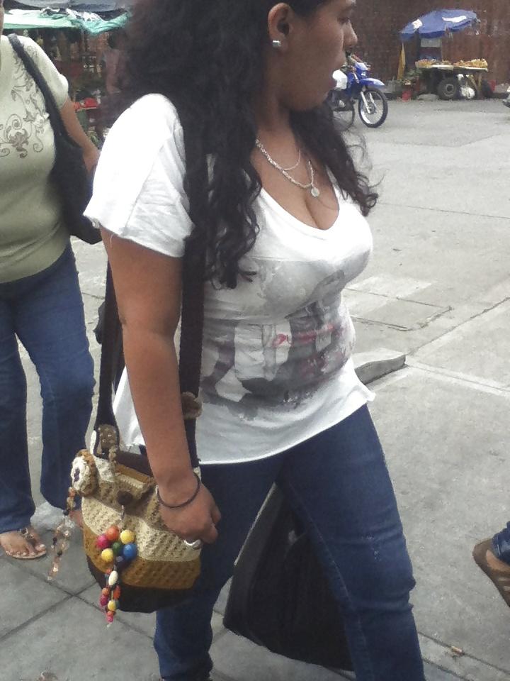 13P Colombia on street