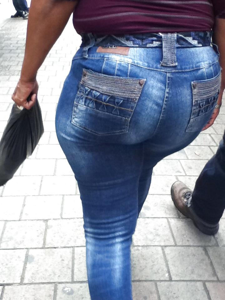 13P Colombia on street