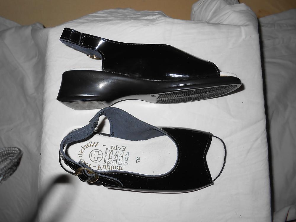 25P Black leather ankle boots with a heel