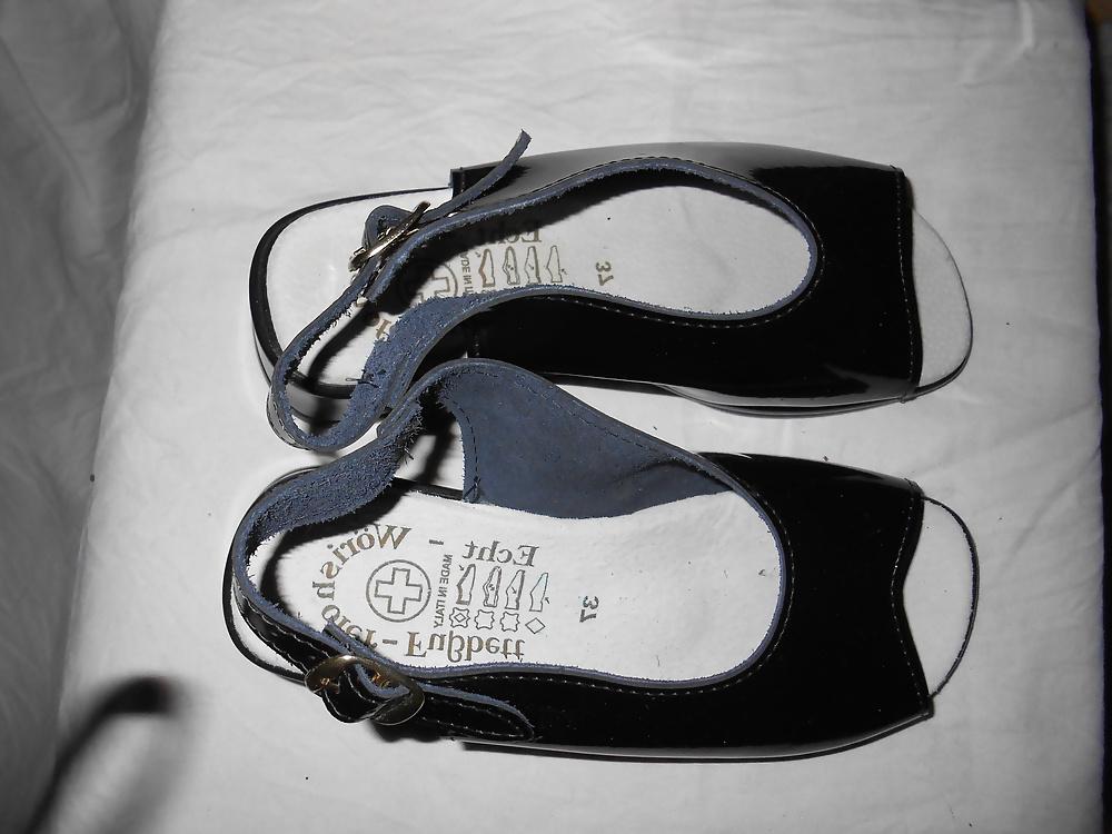 25P Black leather ankle boots with a heel