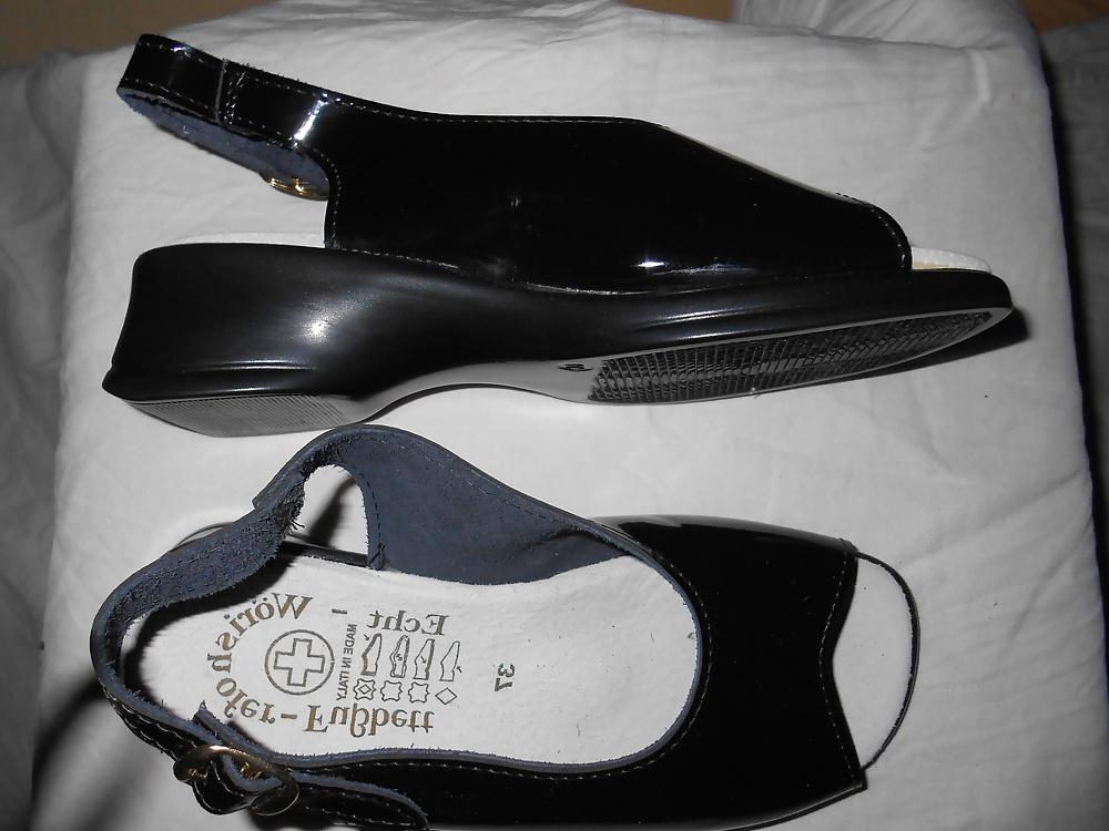 25P Black leather ankle boots with a heel
