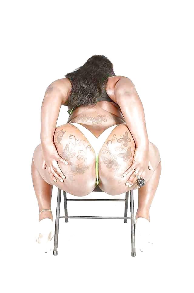 24P She got a BIG ASS!!! 4 Ibstroking!!!!