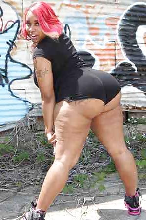24P She got a BIG ASS!!! 4 Ibstroking!!!!