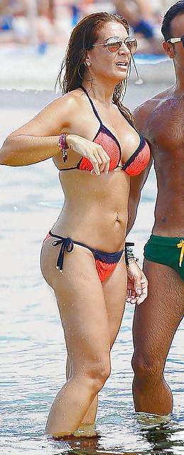 6P MATURE BIG ASS ON THE BEACH IN THONG