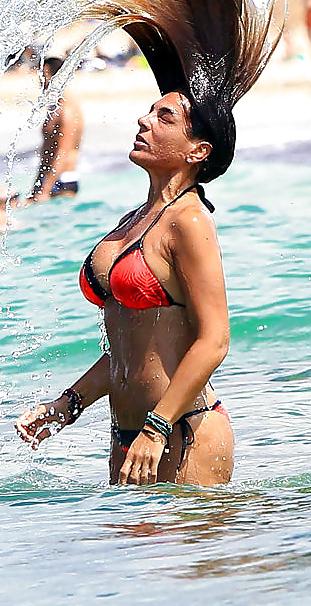 6P MATURE BIG ASS ON THE BEACH IN THONG