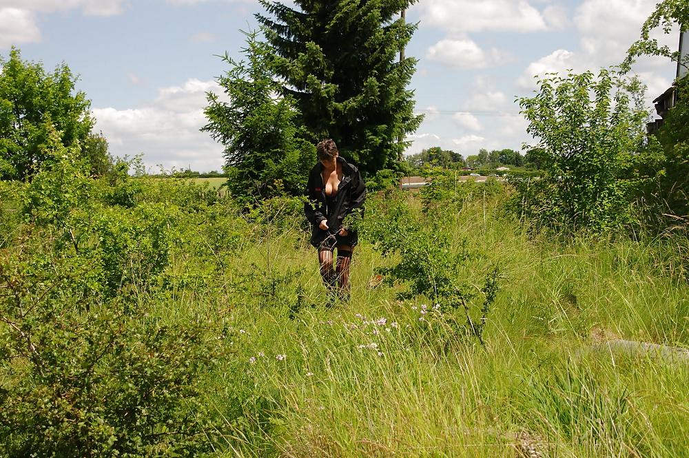25P Wet and horny german milf  outdoor shooting outtakes