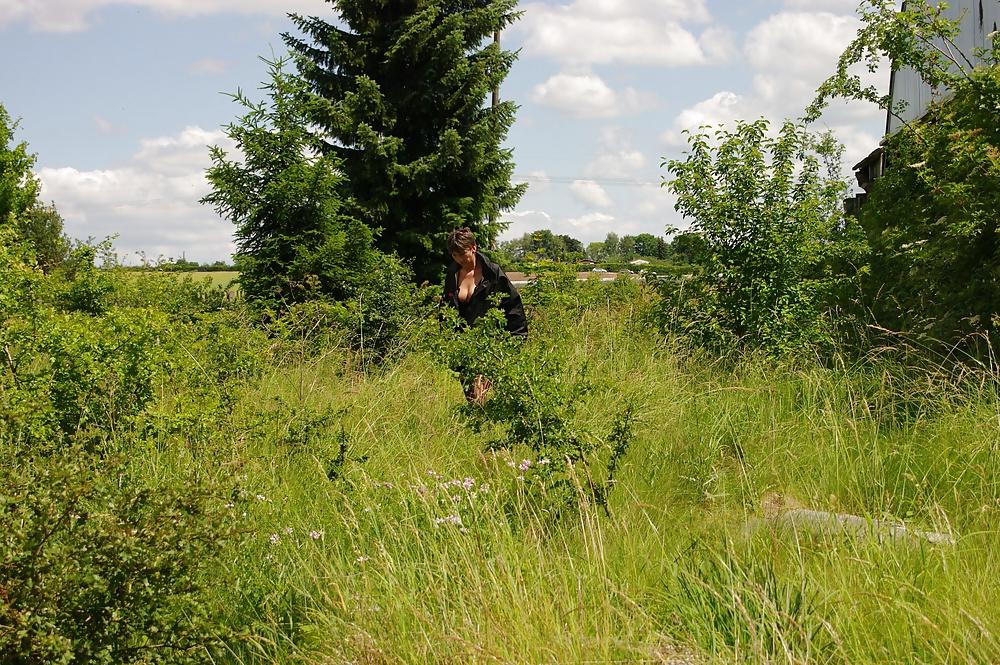 25P Wet and horny german milf  outdoor shooting outtakes