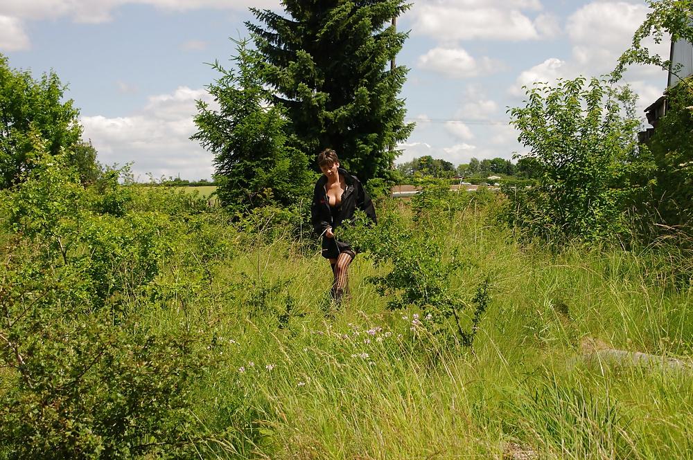 25P Wet and horny german milf  outdoor shooting outtakes