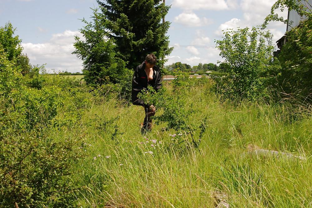 25P Wet and horny german milf  outdoor shooting outtakes