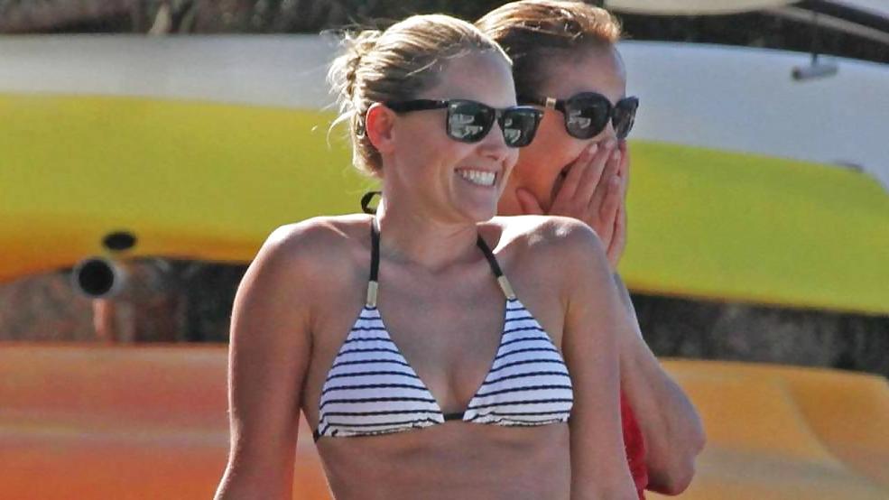 9P Helene Fischer im Bikini