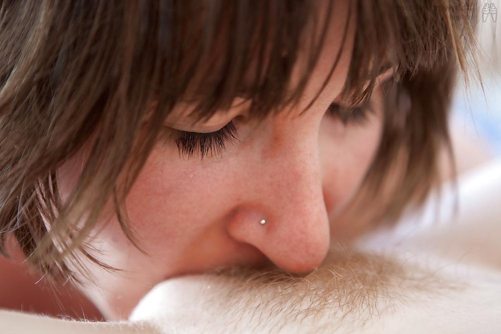 25P Hairy pussy eating (lesbian)