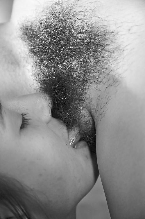 25P Hairy pussy eating (lesbian)
