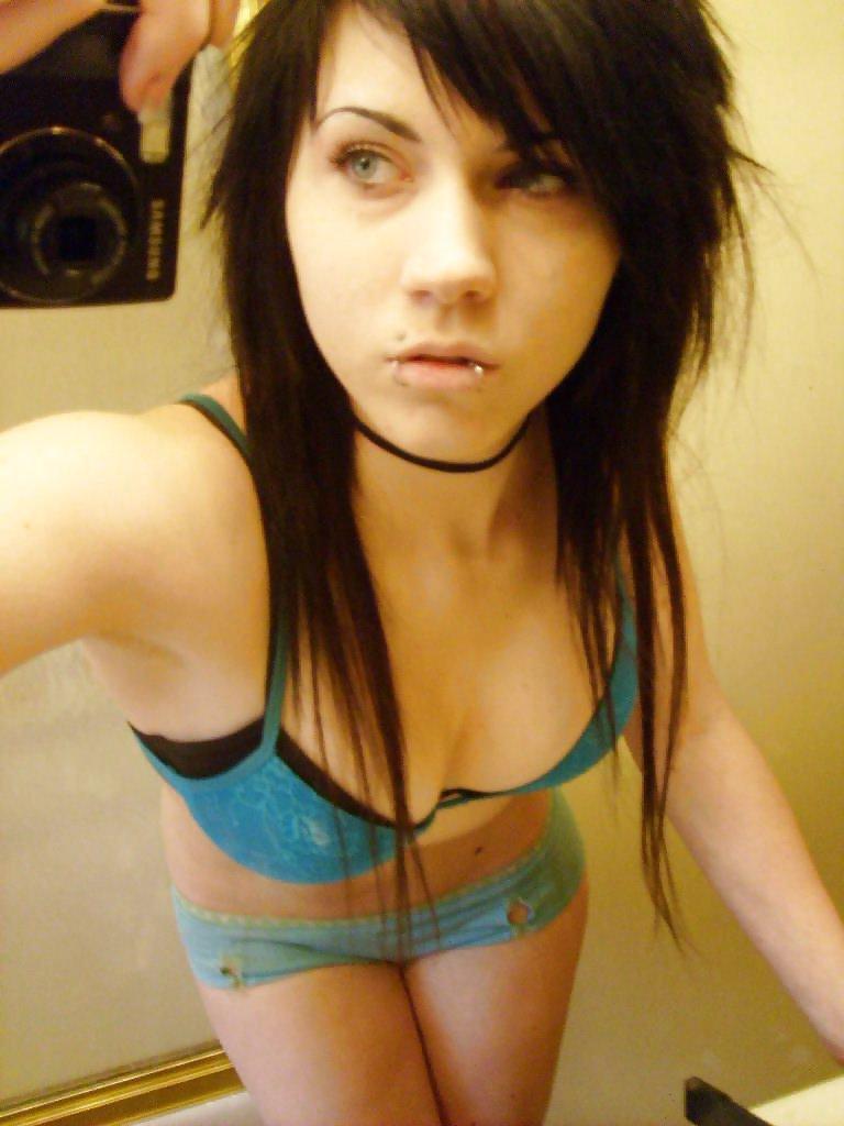 25P Moshe Loves Emo Babes
