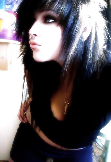 25P Moshe Loves Emo Babes