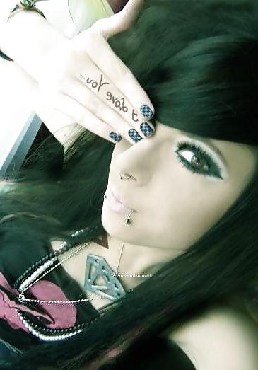 25P Moshe Loves Emo Babes